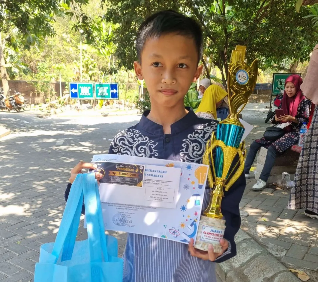Siswa SD Muhammadiyah 12 Surabaya Juara 1 Olimpiade Sains di Open House PPDB SMP Al-Mizan