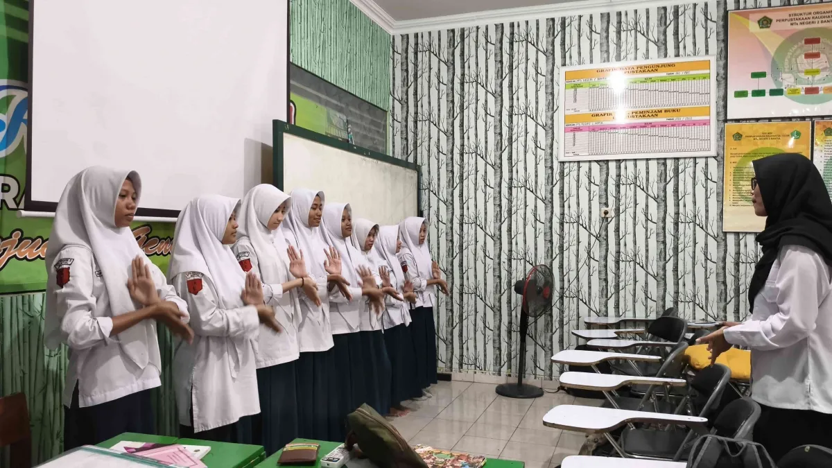 Siswa Kelas IX E MTsN 2 Bantul Antusias Mengikuti Pembelajaran Tari Kreasi