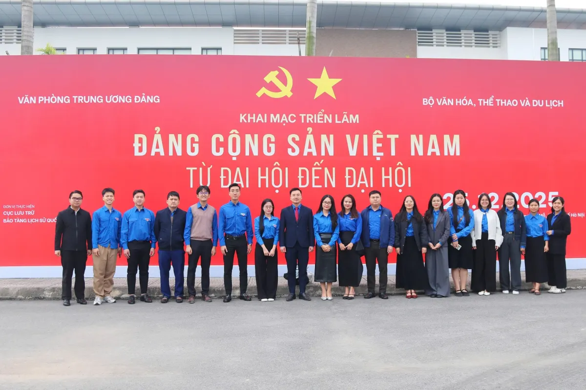 Delegasi Pemuda Front Tanah Air Vietnam Kunjungi Pameran Sejarah Partai Jelang Kongres Nasional ke-14