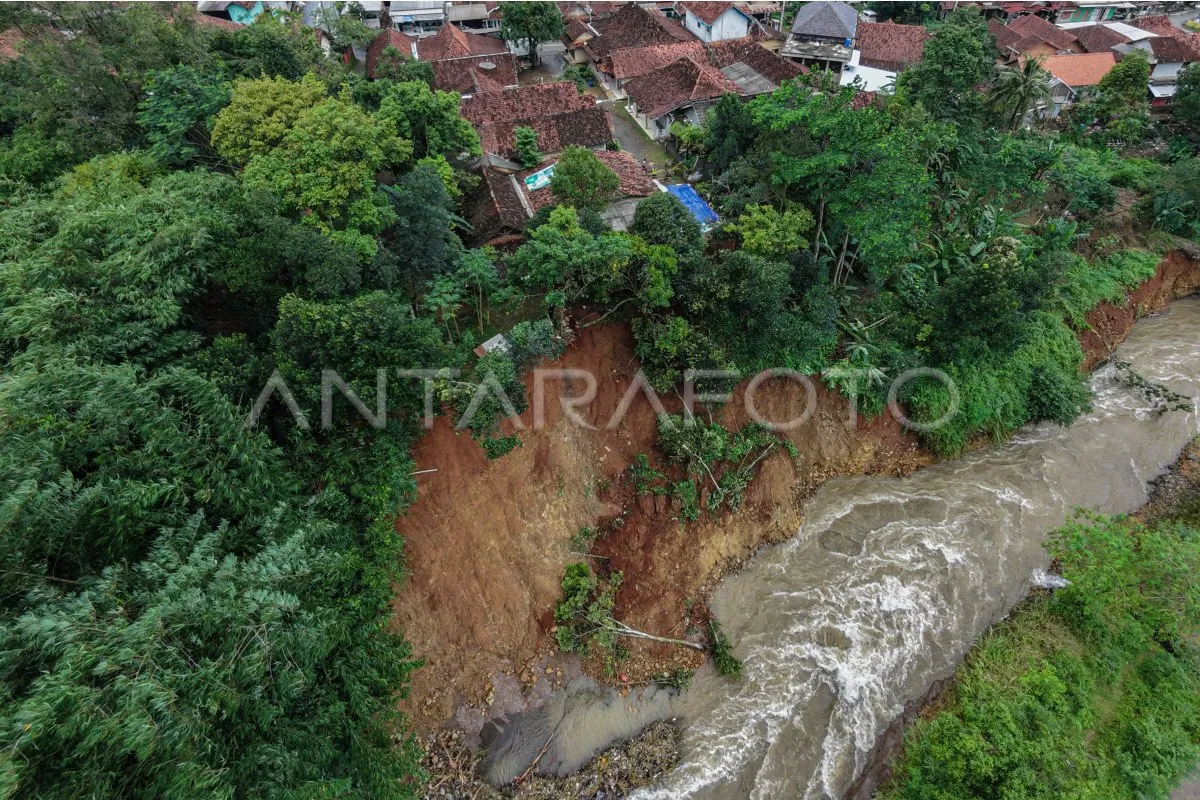Tebing 20 Meter di Bantaran Sungai Kupang Pekalongan Longsor, Enam Rumah Terancam