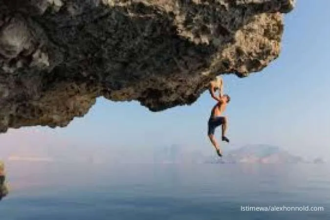 Alex Honnold Mendaki Taipei 101 Tanpa Tali, Disaksikan Ribuan Orang di Taipei