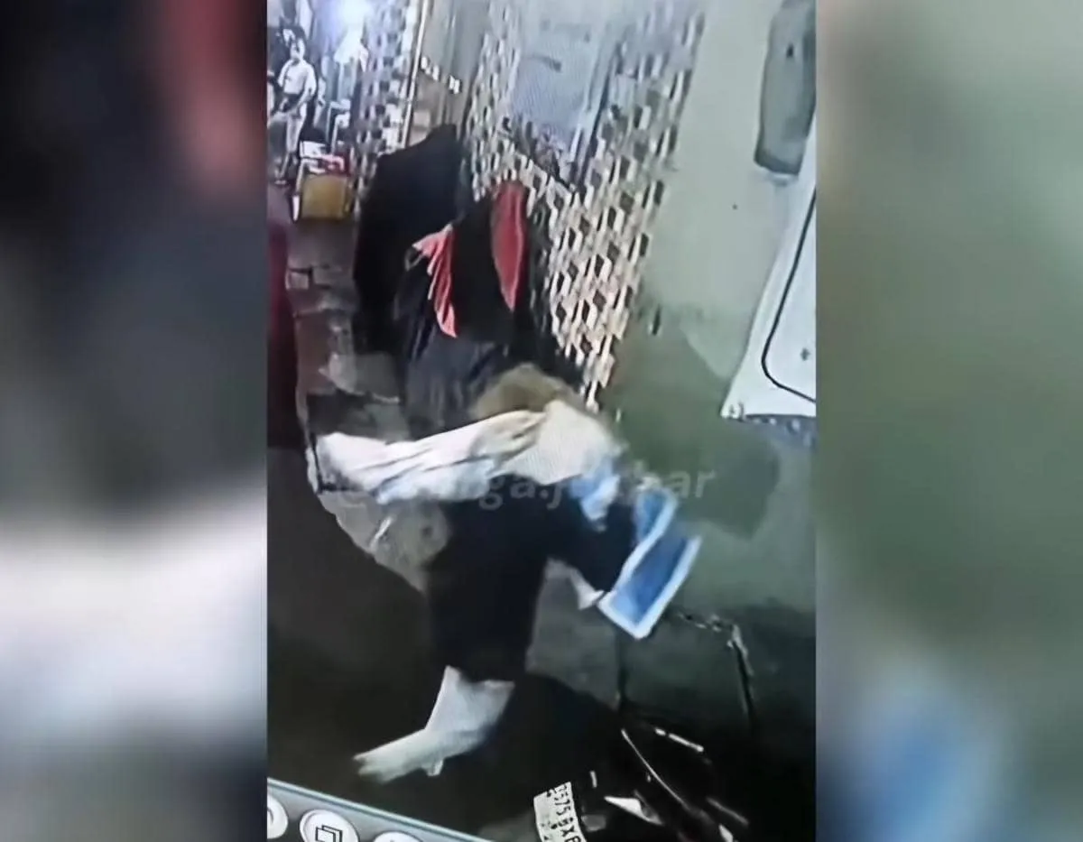 Polisi Pastikan Pria di Tambora yang Viral Bawa Karung Tidak Membawa Jenazah, Melainkan Biawak