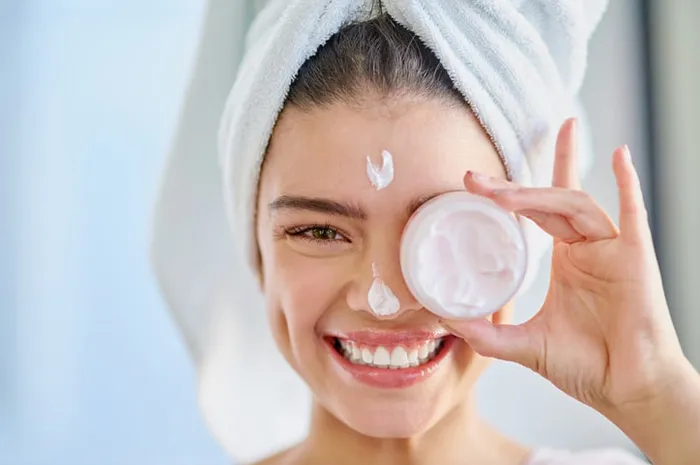 Skincare Viral 2025: Peran Algoritma, Bahasa Promosi, dan Sikap Konsumen