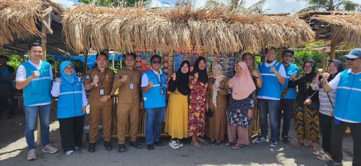 PLN EPI Tata Lapak UMKM di Pantai Viral Mataram untuk Dorong Ekonomi Warga Pesisir