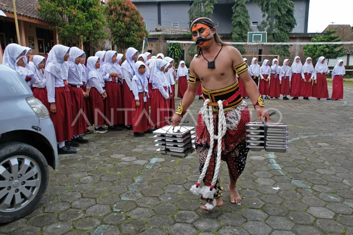 Relawan SPPG Danupayan Kenakan Busana Warokan Saat Bagikan MBG di SDN Pandemulyo Temanggung