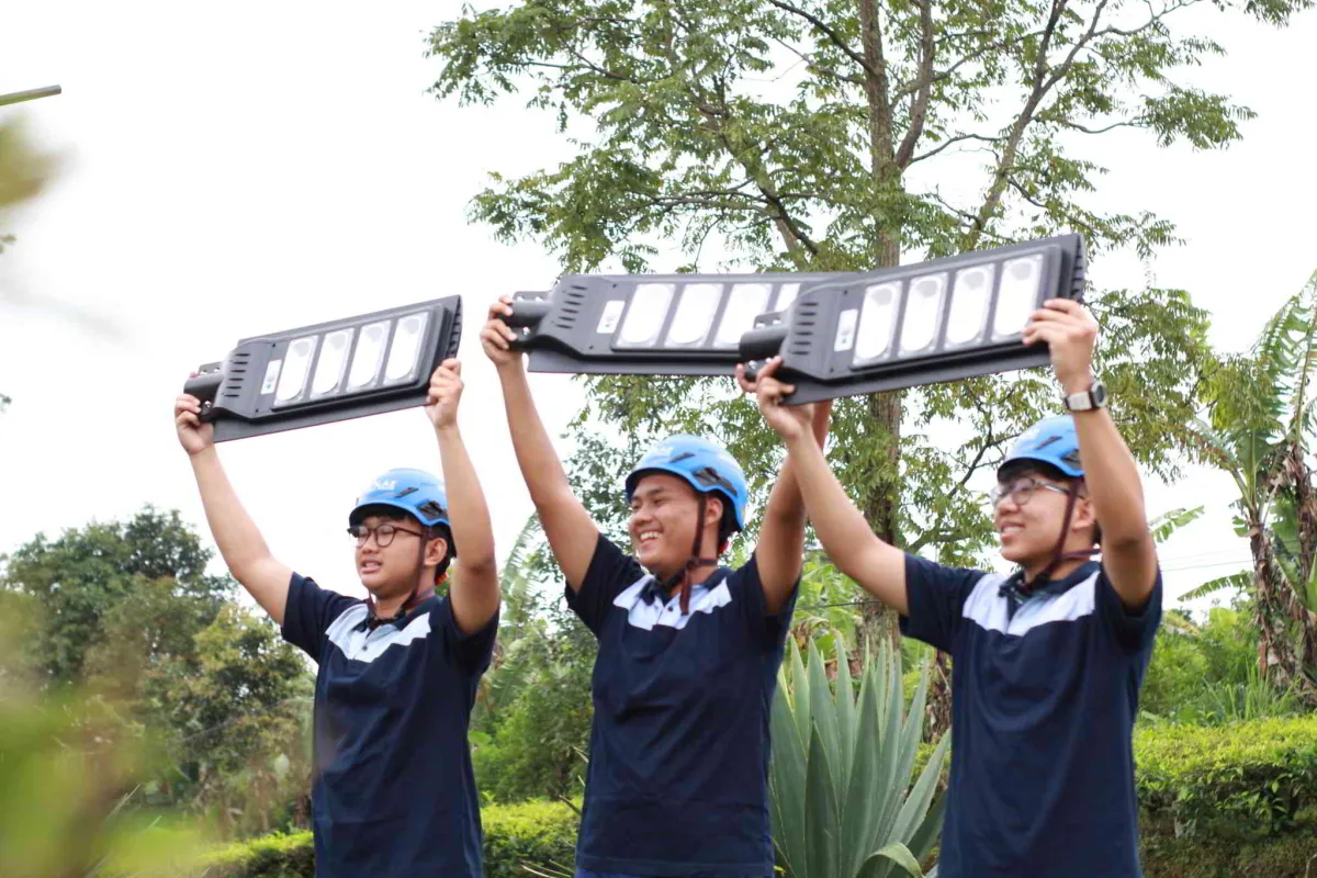 Siswa SMA Unggulan Darul Hikam Pasang PJU di Desa Dawuan lewat Program Bina Desa 2026