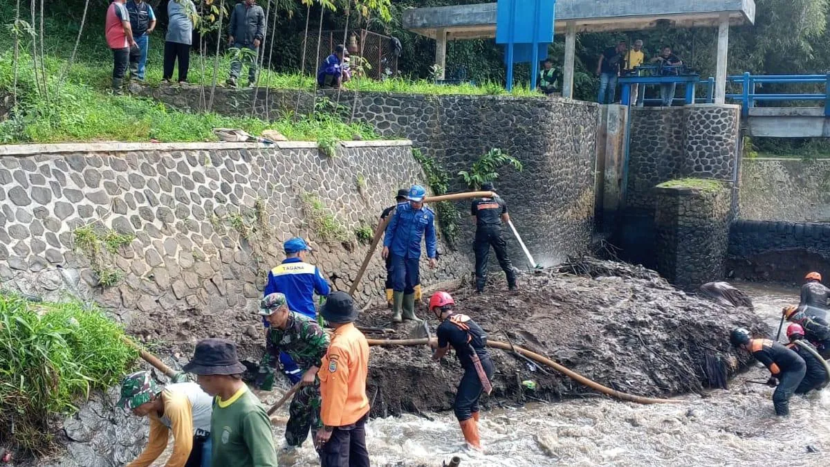 Damkar Ciamis Terlibat Normalisasi Saluran di Bendung Gunung Galuh untuk Cegah Banjir