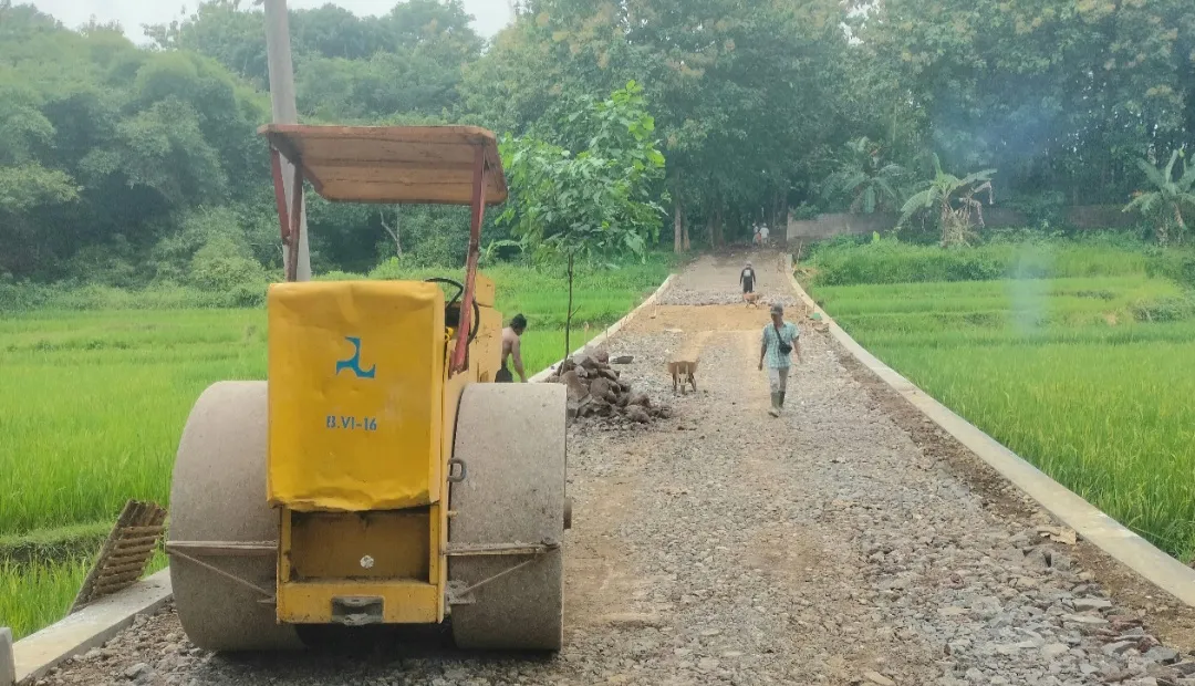 CV Buana Karya Mandiri Percepat Pengerasan Jalan Akses Menuju Rencana Sekolah Rakyat di Cikandang