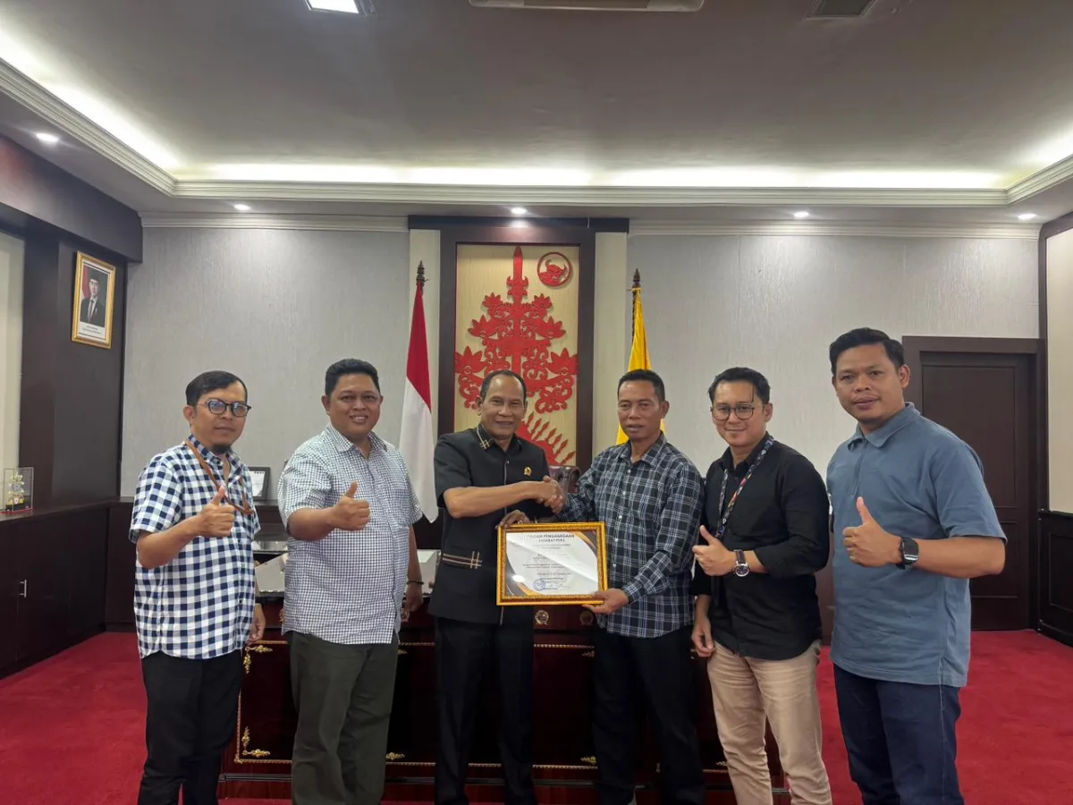 Ketua DPRD Kalteng Arton S. Dohong Terima Penghargaan Sahabat Pers dari PWI