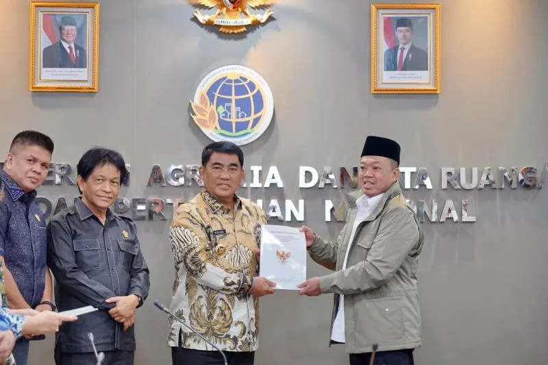 Menteri ATR/BPN Serahkan Persub RTRW Sulut 2025–2044, Minta RTRW Provinsi Jadi Acuan Kabupaten/Kota
