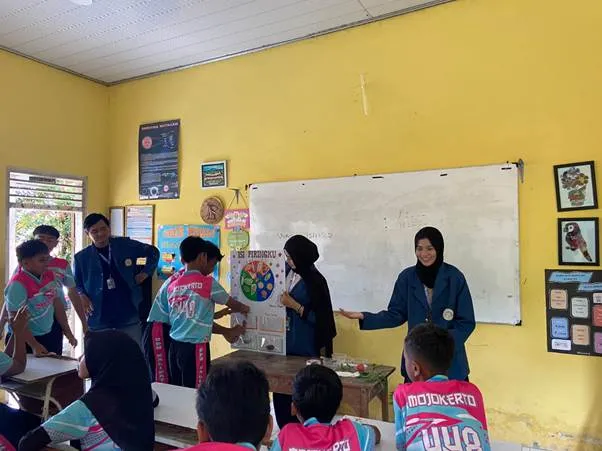 Mahasiswa BBK 7 UNAIR Edukasi Gizi Seimbang “Isi Piringku” untuk Siswa SDN Kalikatir Mojokerto