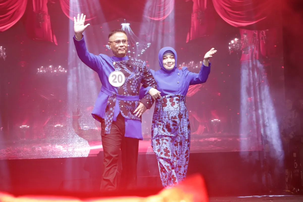 Kepala Dinas Kominfotik Brebes dan Istri Tampilkan Batik Khas Daerah di Fashion Culture Festival Telur Asin