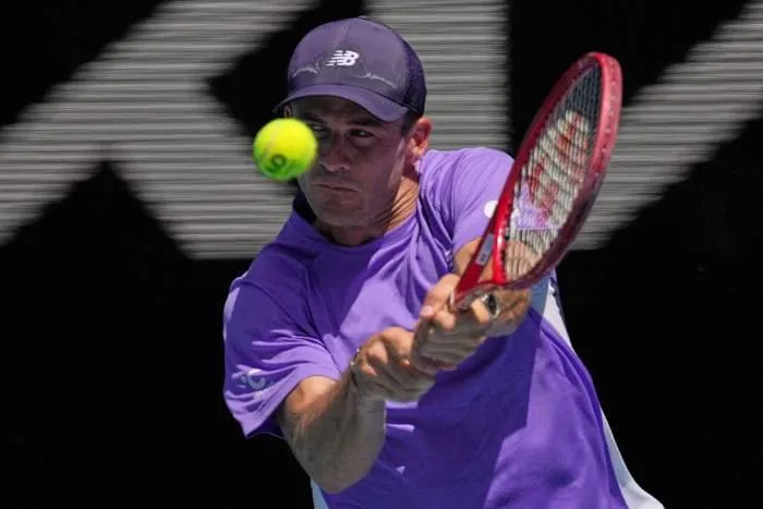 Alcaraz Melaju ke Perempat Final Australia Terbuka, Servis Jadi Sorotan Usai Menang atas Tommy Paul