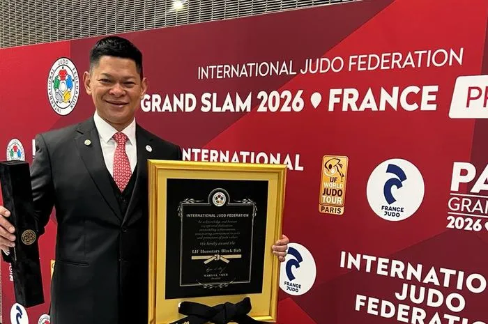 IJF Anugerahkan Sabuk Hitam Kehormatan dan Diamond Pin kepada Ketua NOC Indonesia Raja Sapta Oktohari