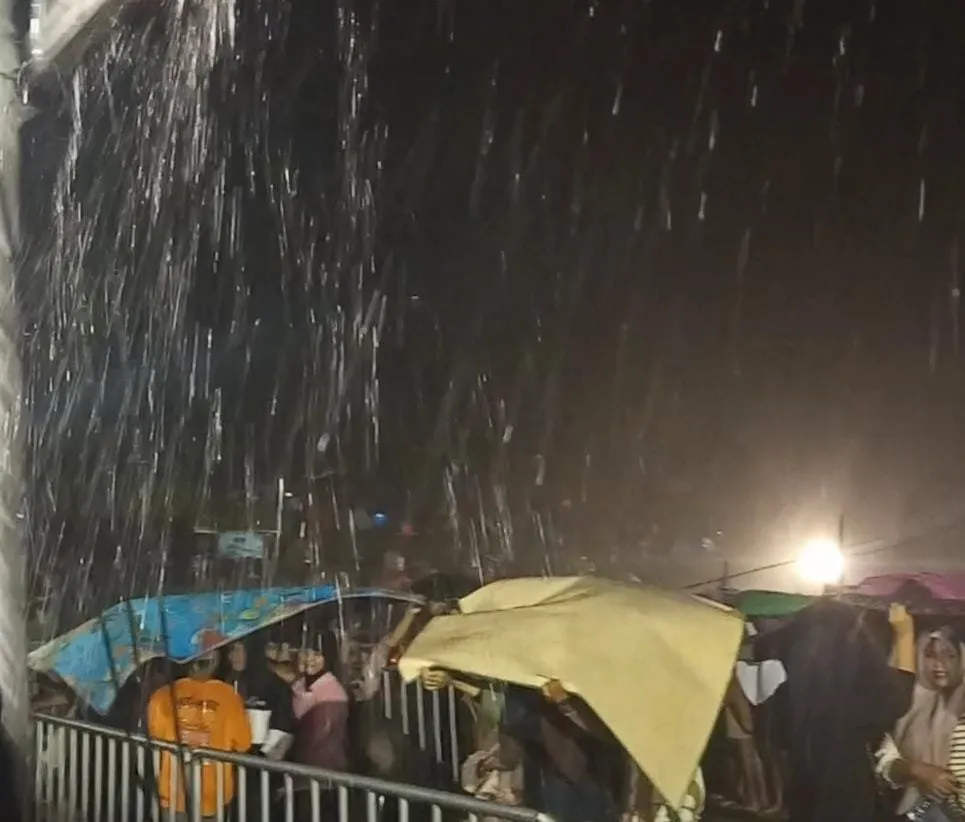 Hujan Deras Warnai Puncak Festival Pesona Bau Nyale di Pantai Seger, Konser Geisha Dibatalkan