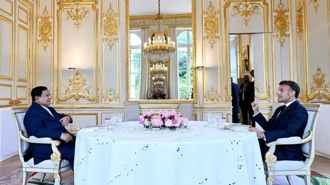 Macron Sambut Prabowo di Paris dan Gelar Jamuan Makan Malam Pribadi di Istana Élysée