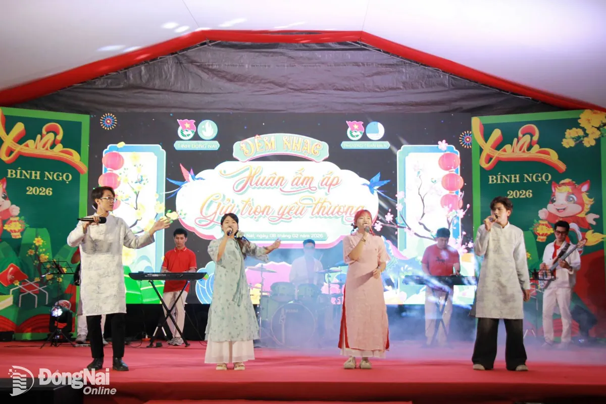 Malam Musik Musim Semi di Provinsi Vietnam, Serikat Pemuda dan Asosiasi Mahasiswa Serahkan 61 Hadiah untuk Mahasiswa yang Tak Mudik Tet