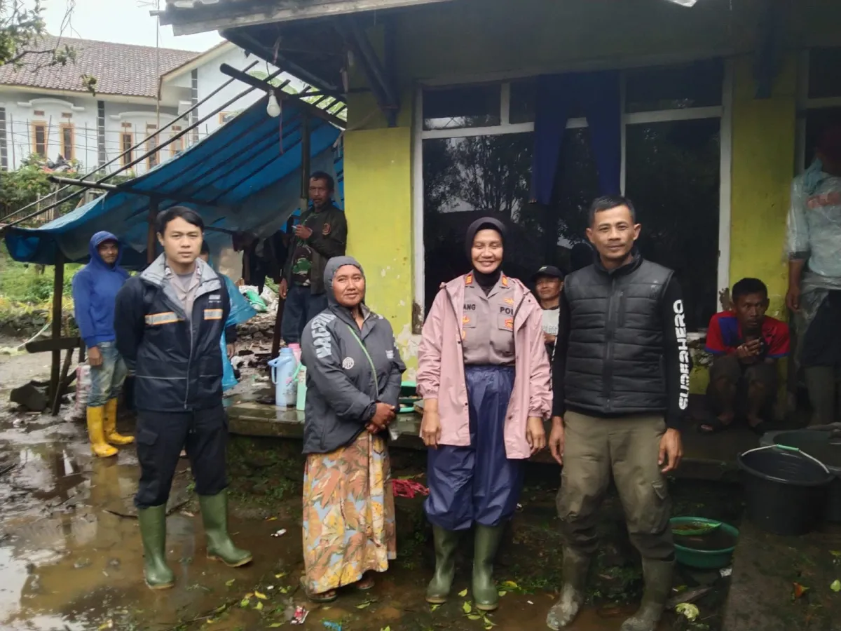 Kapolsek Banjaran Tinjau Lokasi Longsor di Majalengka, Warga Diimbau Waspada