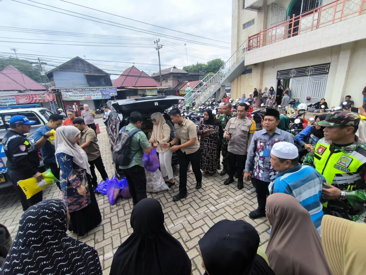 Polsek Cempaka Amankan Kunjungan Wali Kota Banjarbaru Saat Penyaluran Sembako