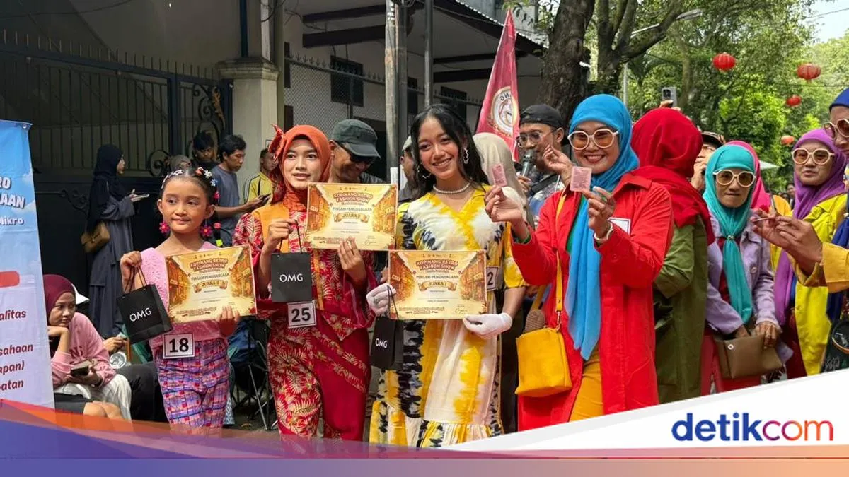 Fashion Show Retro Dadakan di Kota Kediri Jadi Wadah Kreativitas Anak Muda