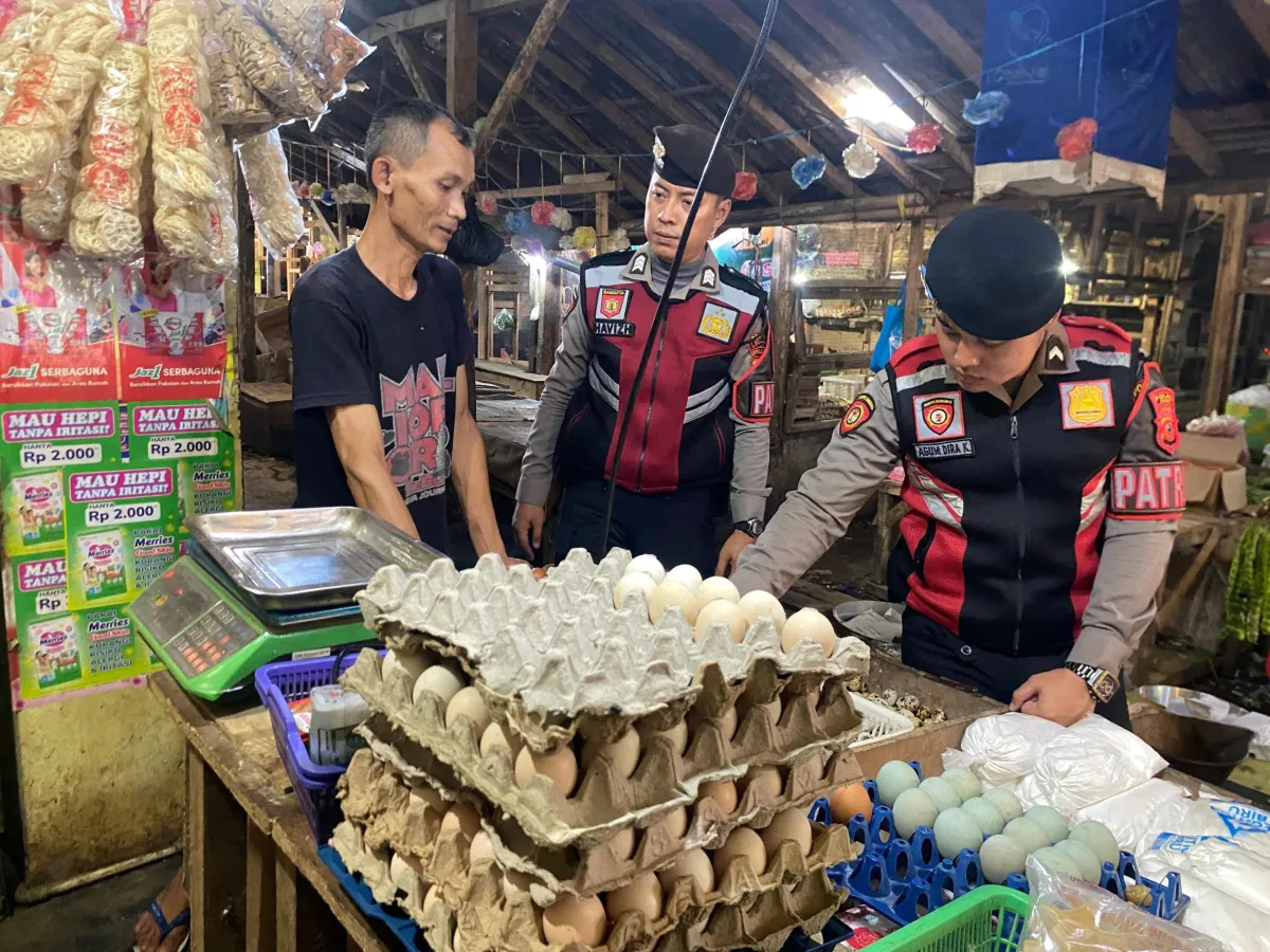 Sat Samapta Polres Ciamis Pantau Harga dan Stok Bahan Pokok di Pasar Manis
