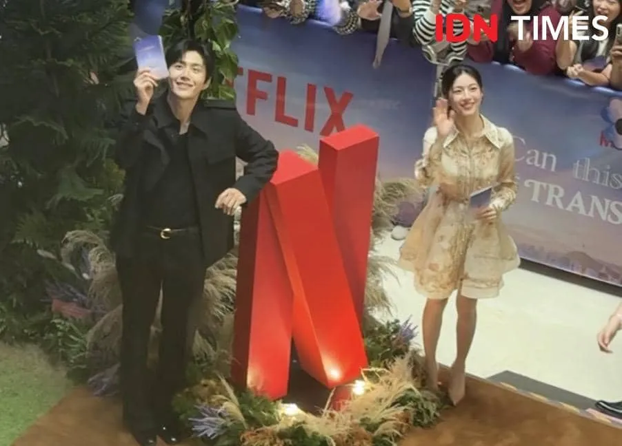 Kim Seon Ho dan Go Youn Jung Sapa Penggemar di Instalasi “Can This Love be Translated?” di Kota Kasablanka