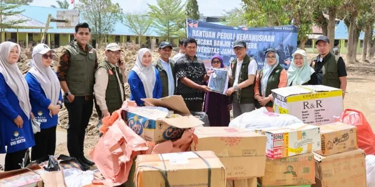 Rektor UNJA Tinjau Sekolah Terdampak Banjir di Aceh Tamiang, Salurkan Bantuan Pendidikan