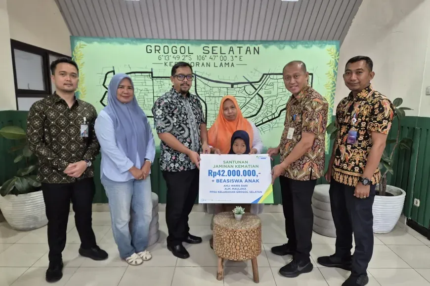 BPJS Ketenagakerjaan Serahkan Santunan Rp42 Juta dan Beasiswa kepada Ahli Waris Pegawai PPSU Grogol Selatan