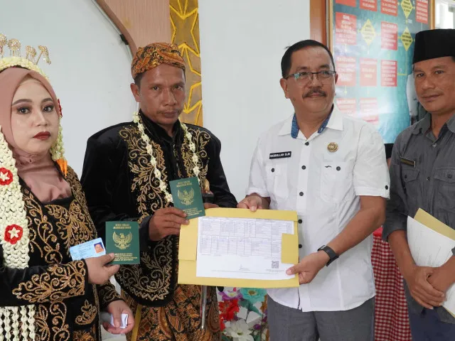 KUA Ampana Kota Terapkan Program MEKAR, Pengantin Baru Langsung Terima KK dan KTP-el Berstatus Menikah