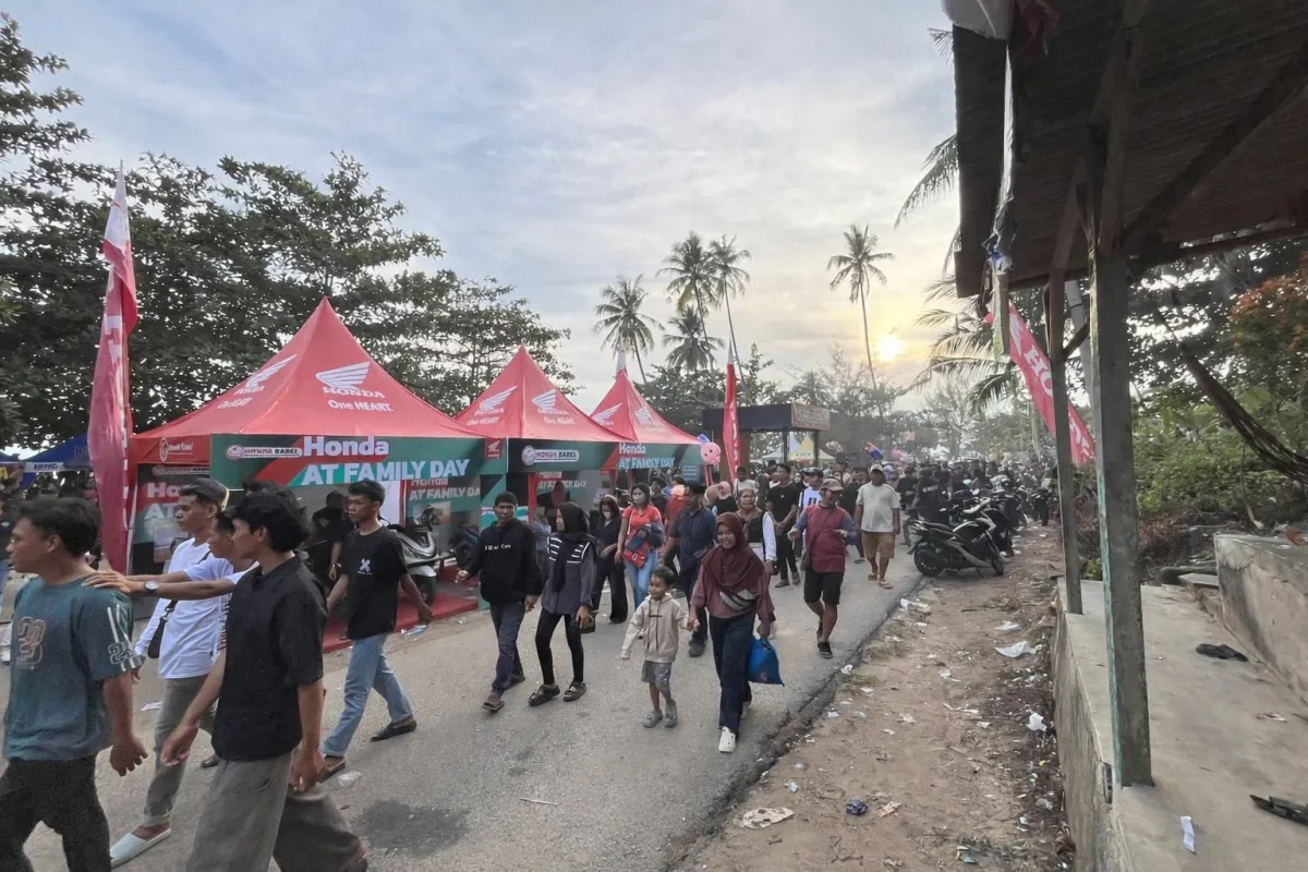 Honda AT Family Day Ramaikan Pantai Pasir Kuning Tempilang Lewat Perang Ketupat dan Konser Musik