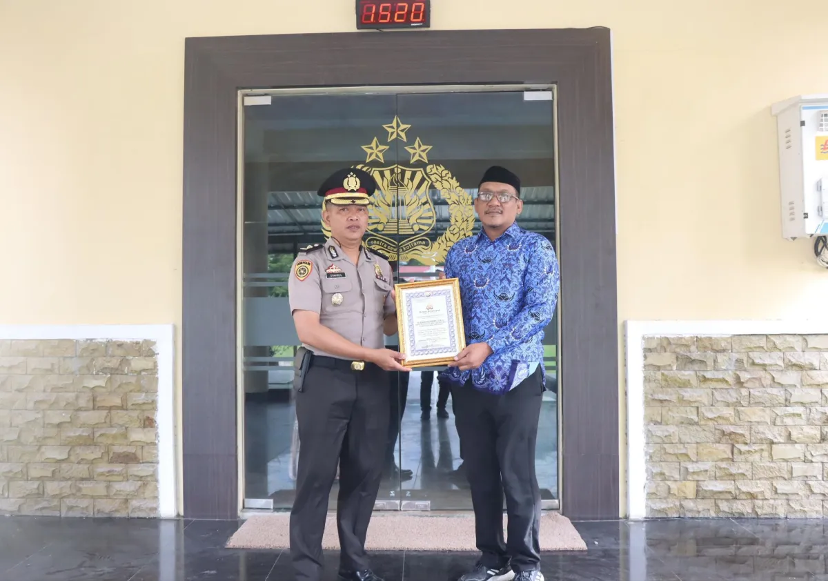 Kabid Humas IKP Diskominfo Jeneponto Terima Penghargaan dari Kapolres atas Dukungan Kehumasan