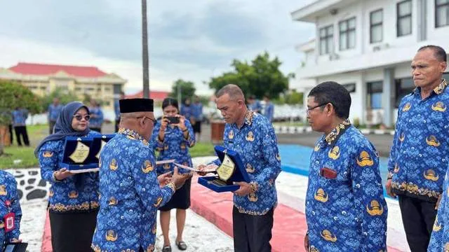Pemkab Lembata Anugerahkan Penghargaan Sekolah Adiwiyata 2025 kepada 12 Sekolah