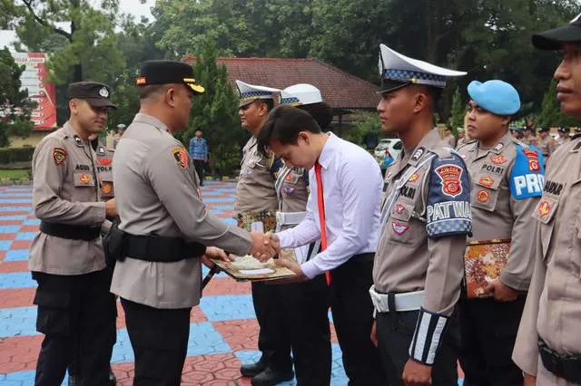 Polres Subang Beri Penghargaan kepada Personel dan Masyarakat yang Dinilai Berkontribusi