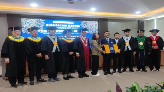 Arizal Tom Liwafa Raih Gelar Doktor PSDM UNAIR, Teliti Inovasi UMKM dan Keunggulan Kompetitif