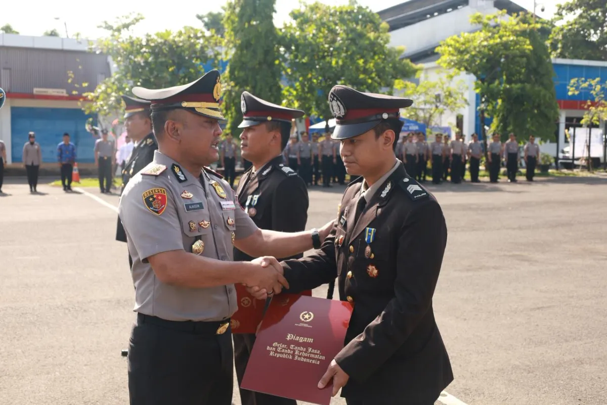 Puluhan Personel Polres Tuban Terima Penghargaan Satyalancana