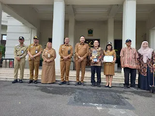 Wali Kota Malang Beri Penghargaan Proklim Utama kepada Komunitas RW 02 Arjosari