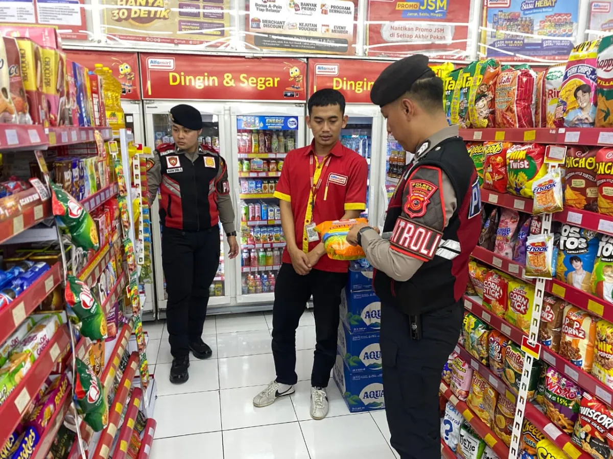 Sat Samapta Polres Ciamis Patroli Pantau Harga dan Stok Bahan Pokok di Minimarket