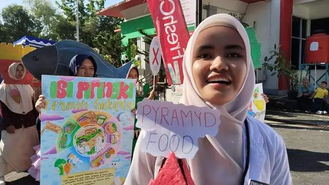 SMA Tahfizhul Qur’an Labbaik Edukasi Perbedaan Makanan Sehat dan Junk Food di Karnaval Hari Gizi Nasional