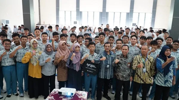 ITPLN dan PLN Dampingi Siswa SMAN 5 Surabaya Kembangkan Proyek PLTS dan Waste to Energy