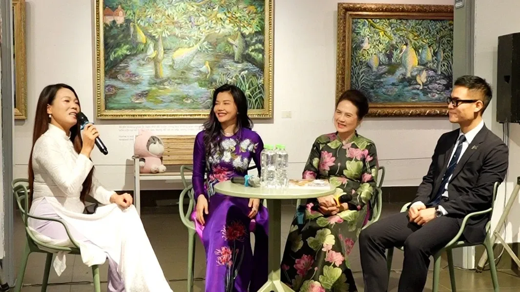 Seniman Le Trang Angkat Kisah Ao Dai lewat Lukisan: “Saya Melukis dari Jiwa Karakternya”