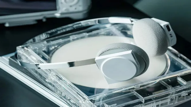Kurasi Gadget Travel untuk Pria Bermobilitas Tinggi: Headphone StillFrame dan Binokular Saku Nikon