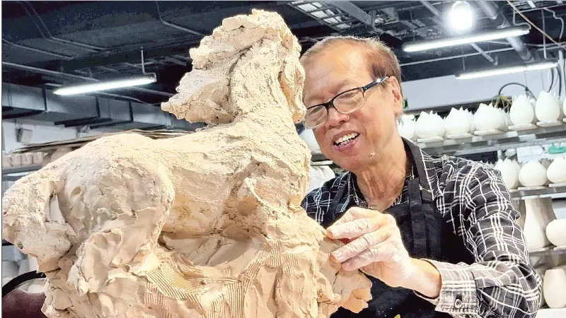 Nguyen Kim Xuan Memahat Kuda sebagai Simbol Musim Semi dan Perjalanan Hidup