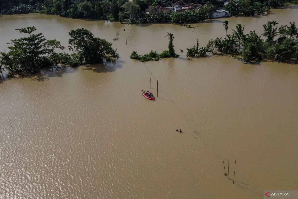 Banjir Luapan Sungai Cibereum Isolasi Kampung Nusa di Serang, Air Capai 1,5 Meter