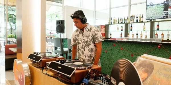 ARTOTEL Harmoni Jakarta Gelar “Piringan Hitam Party”, Hadirkan Suasana Musik Retro di Pusat Kota