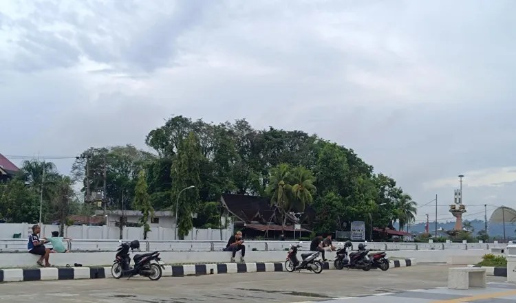 Hari Pertama Ramadan, Warga Ramai Menunggu Azan Magrib di Taman Musik Kotaraja