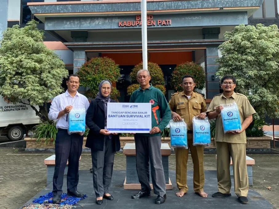 BRI Cabang Pati Bersama BPBD Salurkan 200 Paket Survival Kit untuk Warga Terdampak Banjir