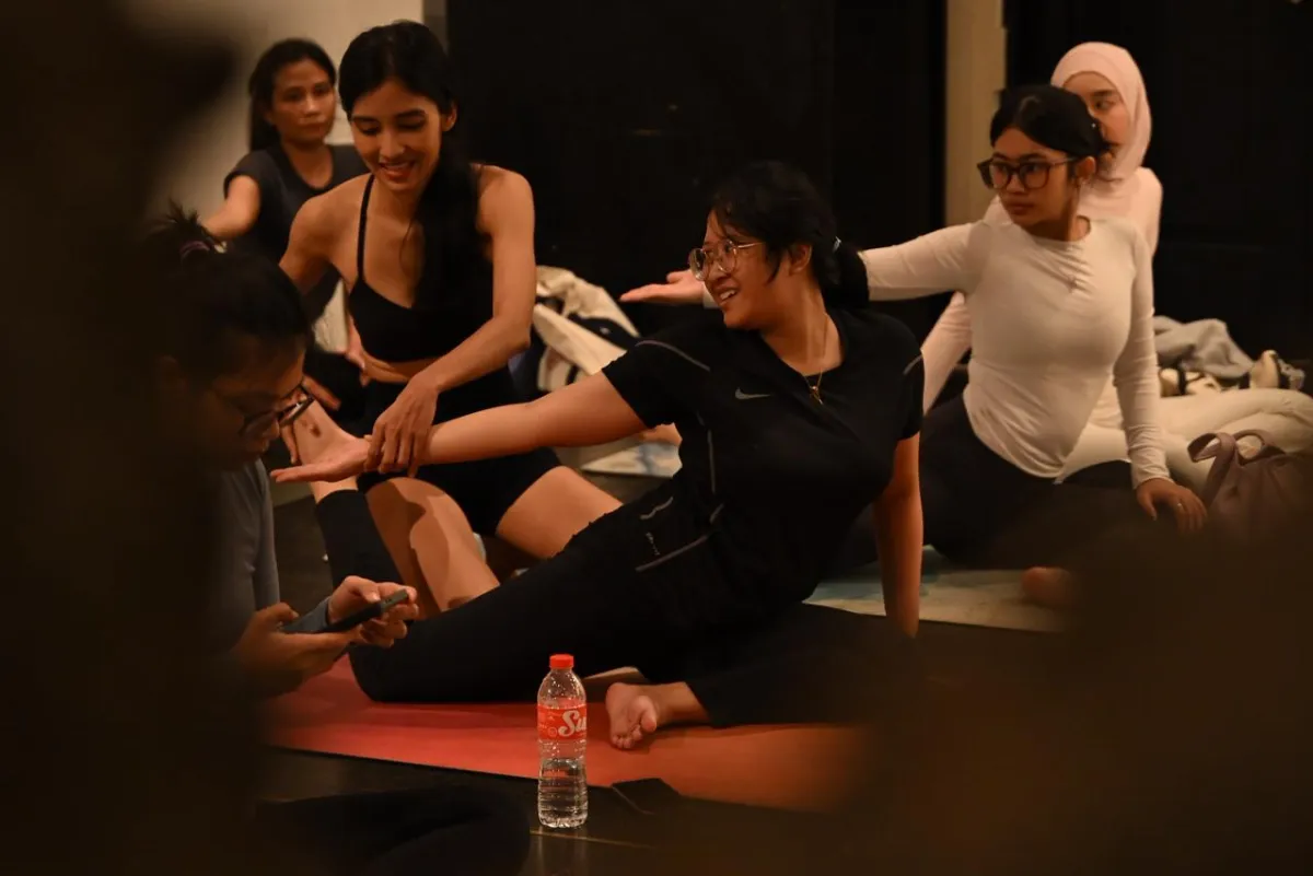Somerset Jakarta Area Gelar Yoga Pagi “Morning Flow, Harmony with Nature” di Tugu Kunstkring Paleis Menteng