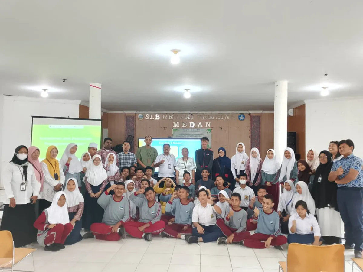 Mahasiswa UMSU Kenalkan Aplikasi Belajar AR HOLA di SLB Negeri Pembina Sumut