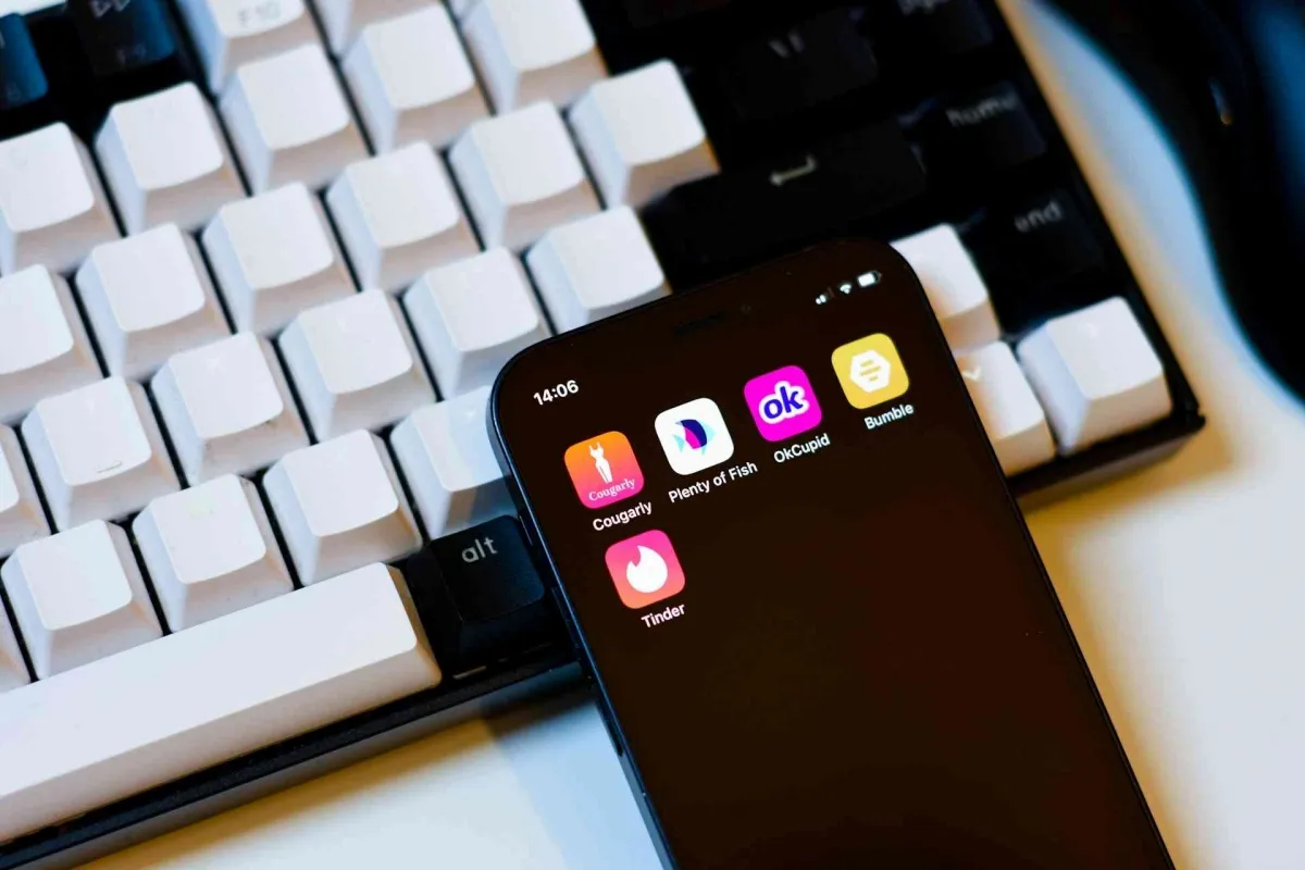 Mengapa Aplikasi Kencan Bisa Memicu Rasa Sepi: Menelisik Mekanisme di Balik Swipe dan Match