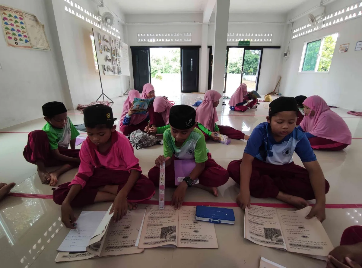 Mahasiswa KKN UNIKHAMS Jember Ajarkan Tata Cara Shalat Jenazah di Sekolah Anuban Tapraya, Songkhla, Thailand